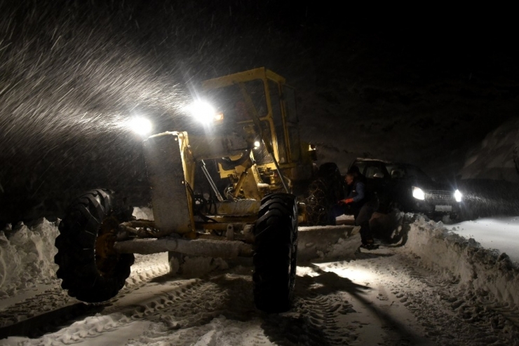 Kardan Yolu Kapanan Köydeki Hasta 6 Saatlik Çalışmayla Hastaneye Ulaştırıldı