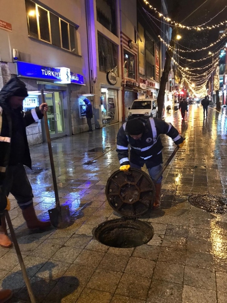 Kartal Belediyesi’nden Sağanak Yağış Mesaisi