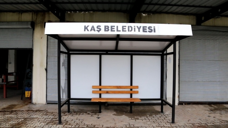 Kaş Belediyesinden Yolcu Bekleme Durağı