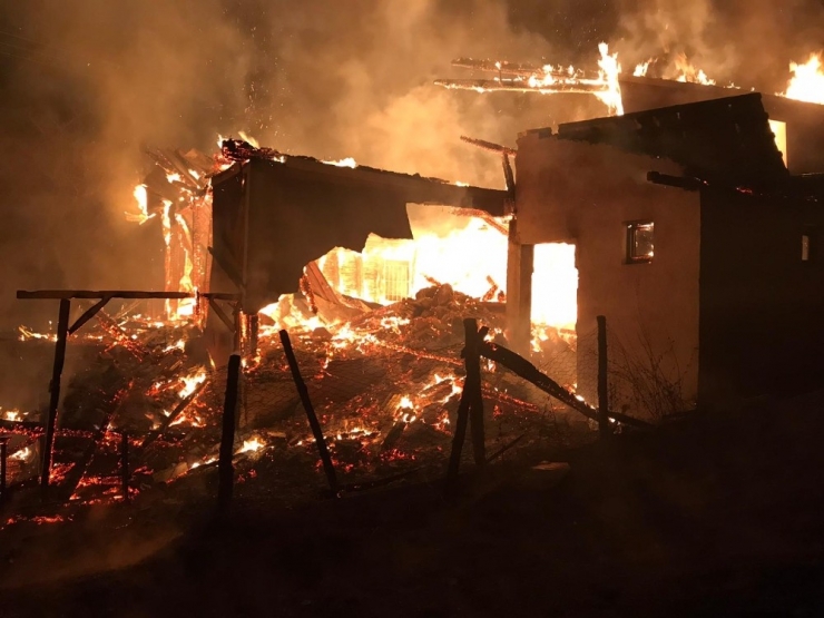 Minarenin Devrildiği Cami Alev Alev Yandı