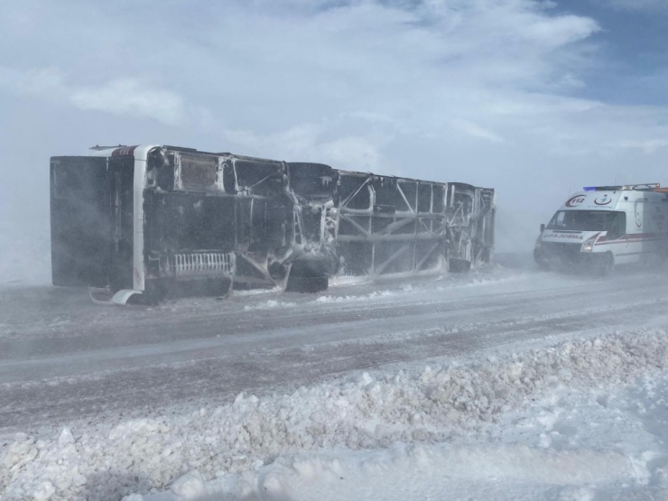 Kayseri’de Yolcu Otobüsü Devrildi, Çok Sayıda Yaralı Var