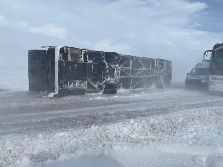 Kayseri’de Yolcu Otobüsü Devrildi, Çok Sayıda Yaralı Var