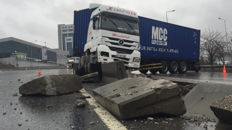 Kontrolden Çıkan Tır Beton Bariyerlere Çarptı