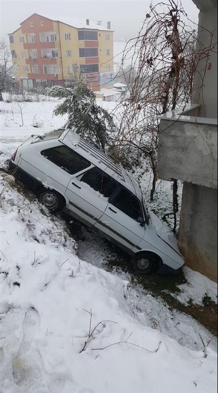 Kontrolden Çıkan Otomobil Eve Çarparak Durabildi