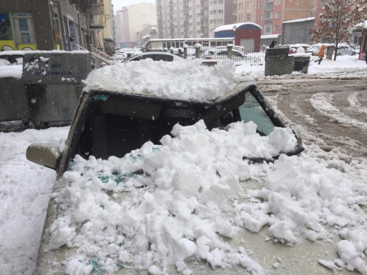 Çatıdan Düşen Kar Kütlesi Aracı Kullanılamaz Hale Getirdi