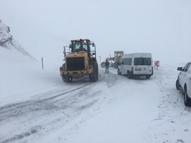 Kara Saplanan Okul Servisinin Yardımına Karla Mücadele Ekipleri Yetişti