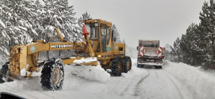 Manisa’da Karla Mücadeleye Devam Edliyor