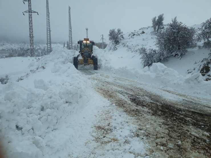 Kar Nedeniyle Devrilen Elektrik Direği Onarıldı