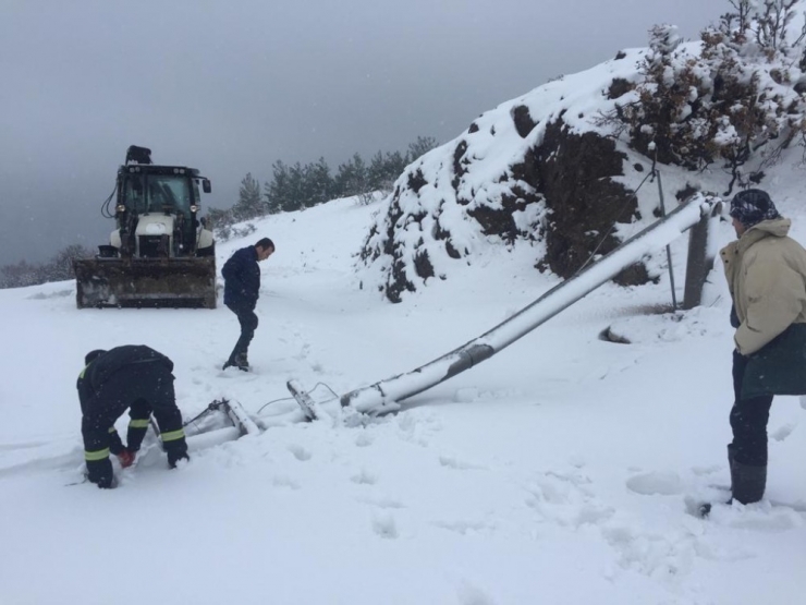 Kar Nedeniyle Devrilen Elektrik Direği Onarıldı