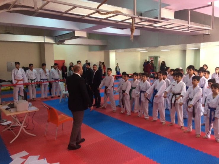 Mardin’de Okullar Arası Karate Seçmeleri Yapıldı