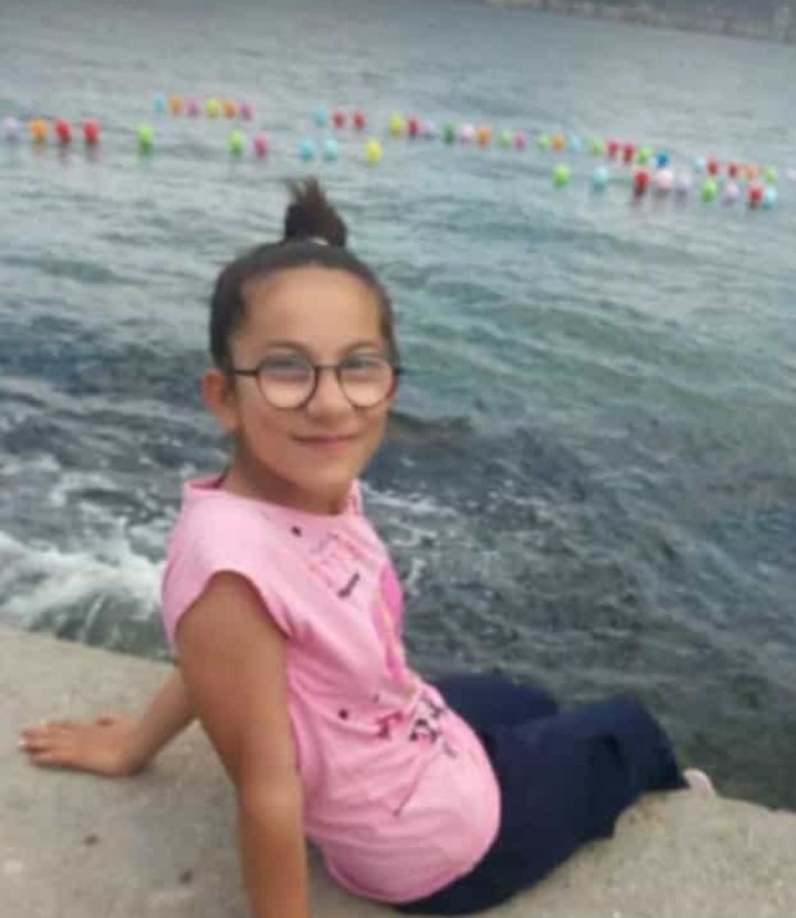 Menemen’de Başıboş Köpeklerden Kaçan Küçük Kız Çocuğuna Araç Çarptı