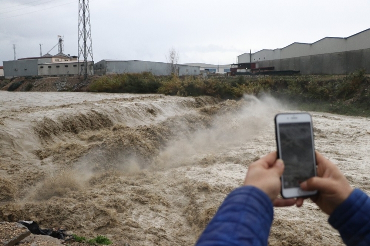 Mersin’de Yağışlar Etkisini Azaltarak Devam Ediyor