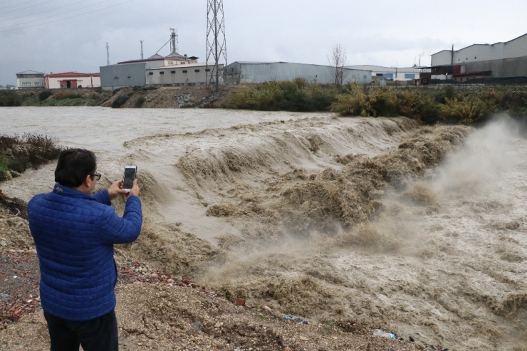 Mersin’de Yağışlar Etkisini Azaltarak Devam Ediyor