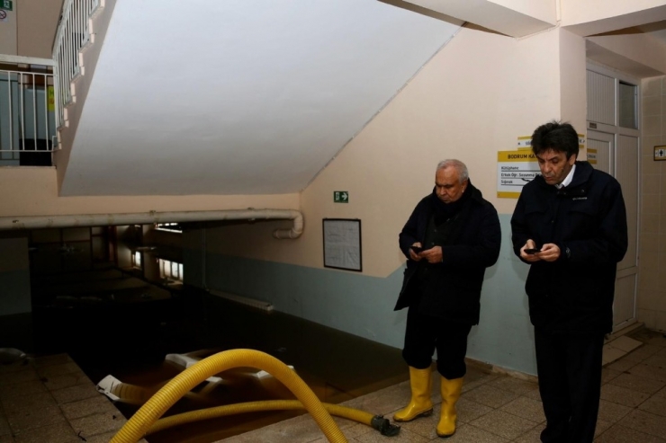 Tatil Edilen Okulu Su Bastı, Tatil Bir Gün Daha Uzatıldı