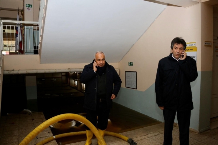 Tatil Edilen Okulu Su Bastı, Tatil Bir Gün Daha Uzatıldı