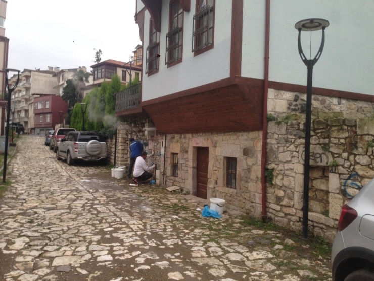 Ordu’da Tarihi Yapıların Üzerindeki Boyalar Siliniyor