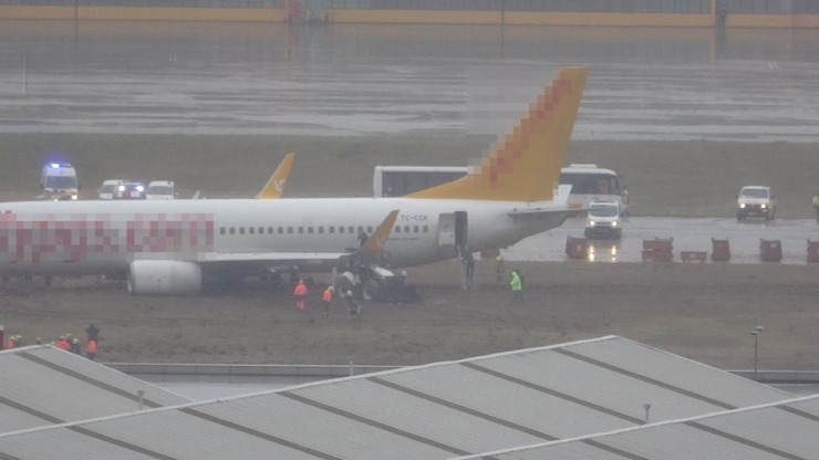 Pistten Çıkan Uçağı Kurtarma Çalışmaları Böyle Görüntülendi