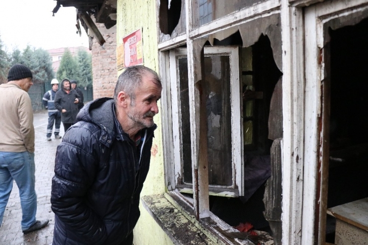 Büyükşehir Ekipleri, Evi Yanan Vatandaşın Yardımına Koştu