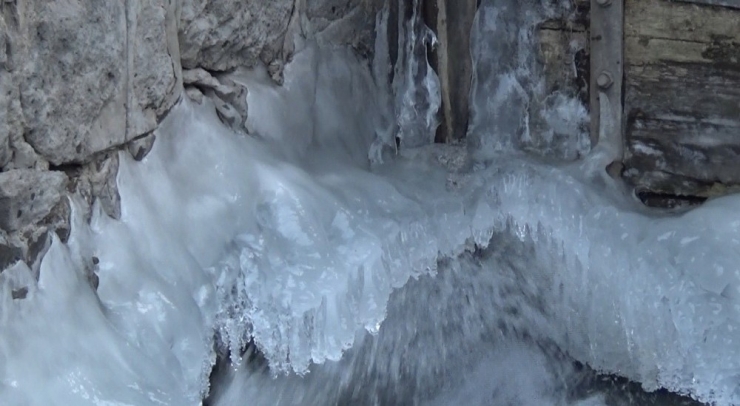 Kars Eksi 11’i Gördü, Kars Çayı Donmaya Başladı