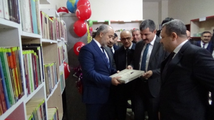 Atık Malzemelerden Köy Okuluna Modern Kütüphane