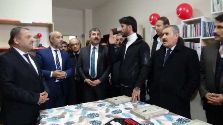 Atık Malzemelerden Köy Okuluna Modern Kütüphane