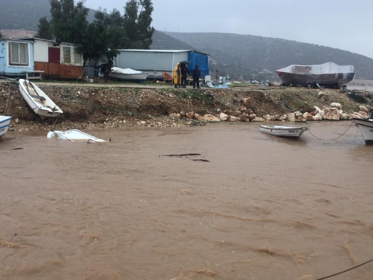 Mersin’de Elektrik Direkleri Devrildi, Fırtına Tekneleri Batırdı