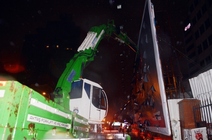 Reklam Panosundan Başına Parça Düşen Şahıs Öldü