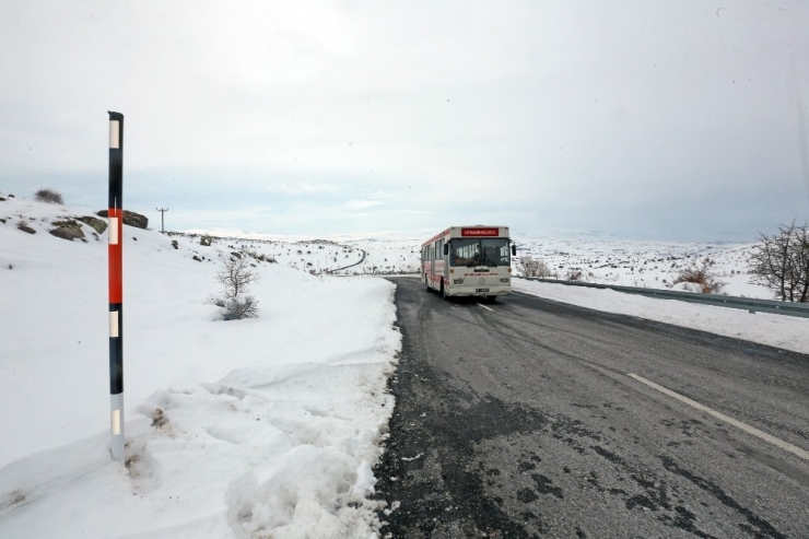 Talas’ta Yol Güvenliği İçin Kar Direkleri