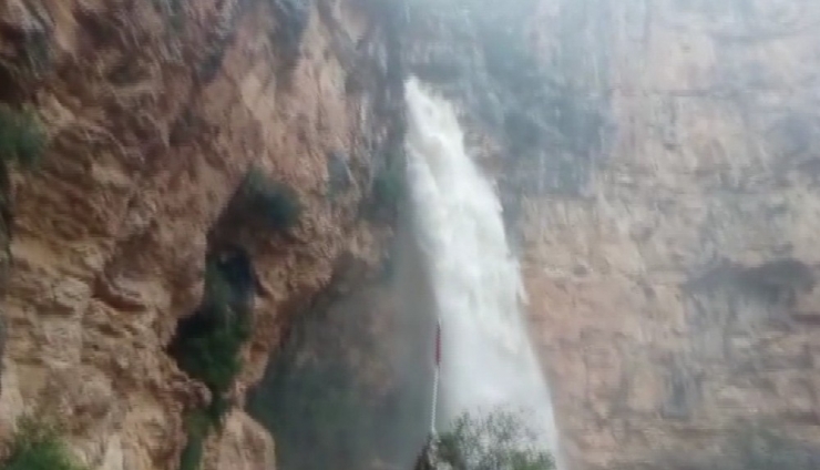 Tarsus’ta Sel Suları Şelaleye Döndü