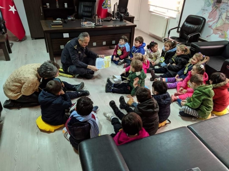 Polis Müdüründen Alkışlanacak Hareket