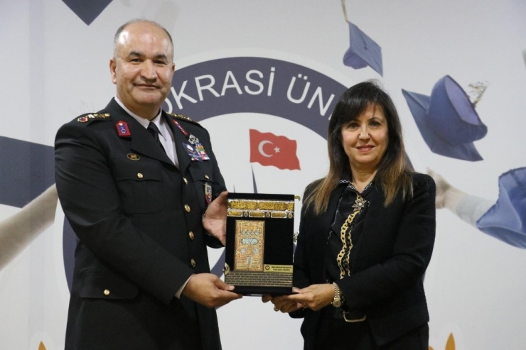 İzmir Demokrasi Üniversitesi Şehit Fethi Sekin Ve Musa Can’ı Unutmadı