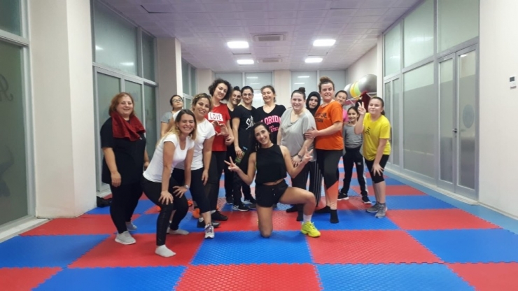 Turgutlu’da Zumba Derslerine Yoğun İlgi