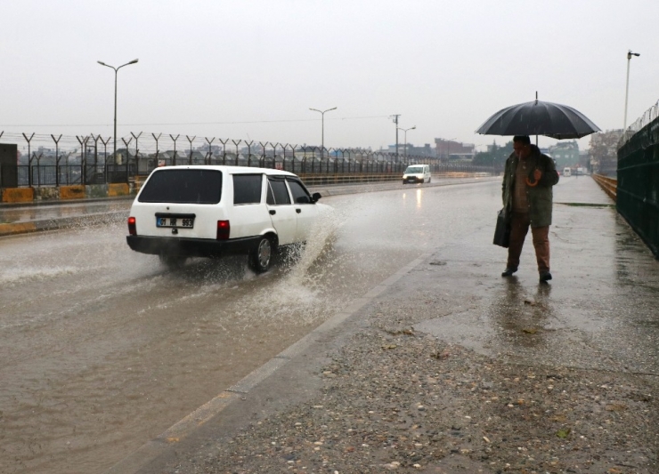 Adana’da Sağanak Yolları Göle Çevirdi