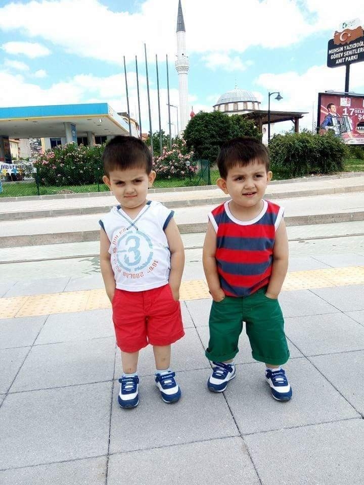 Yakalandıkları Hastalık İkiz Kardeşleri 2 Yıl Arayla Hayattan Kopardı