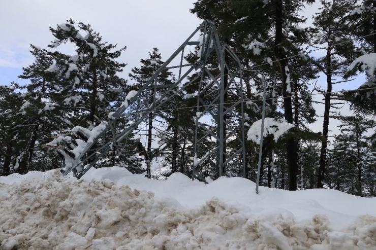 Pozantı’da Yoğun Kar Yağışı Elektrik Direğini Devirdi