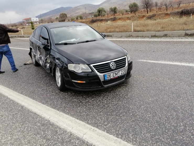 Gölbaşı’nda 2 Otomobil Çarpıştı