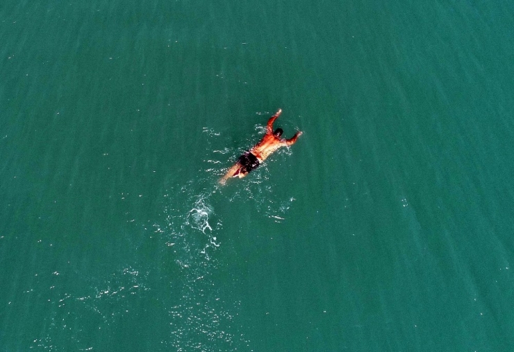 Kar Soğuğunun Vurduğu Antalya’da Vatandaşlar Isınmak İçin Denize Girdi