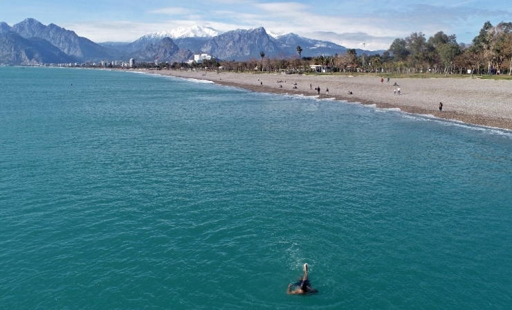 Kar Soğuğunun Vurduğu Antalya’da Vatandaşlar Isınmak İçin Denize Girdi