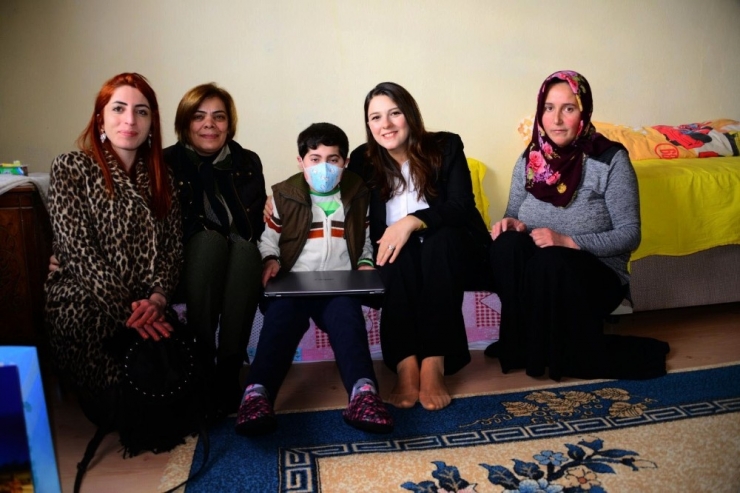 Lösemi Tedavisi Gören Çocuğa Anlamlı Ziyaret