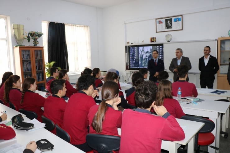 Ayancık’ta Öğrencilere Hazırlık Kitabı Dağıtıldı