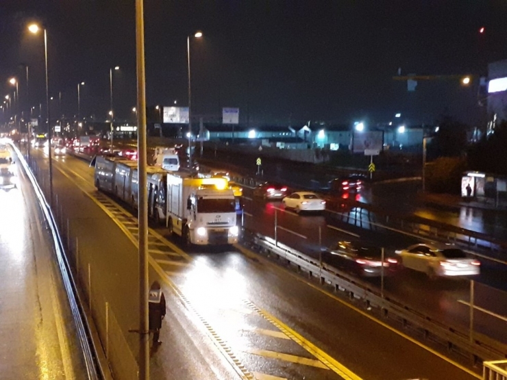 Metrobüs Arıza Yaptı, Uzun Kuyruklar Oluştu