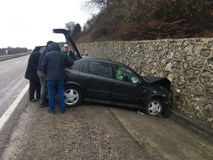 İstinat Duvarına Çarpan Otomobildeki 4 Kişi Yaralandı