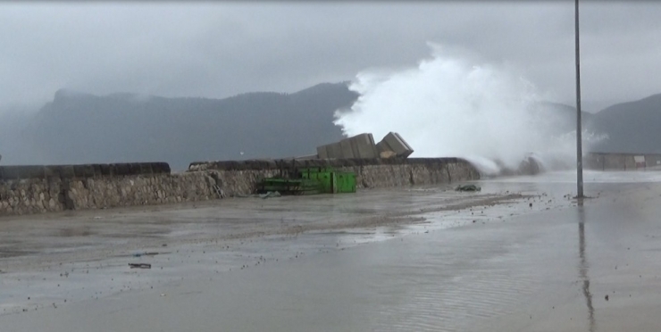 Amasra’da Fırtına Hayatı Olumsuz Etkiledi