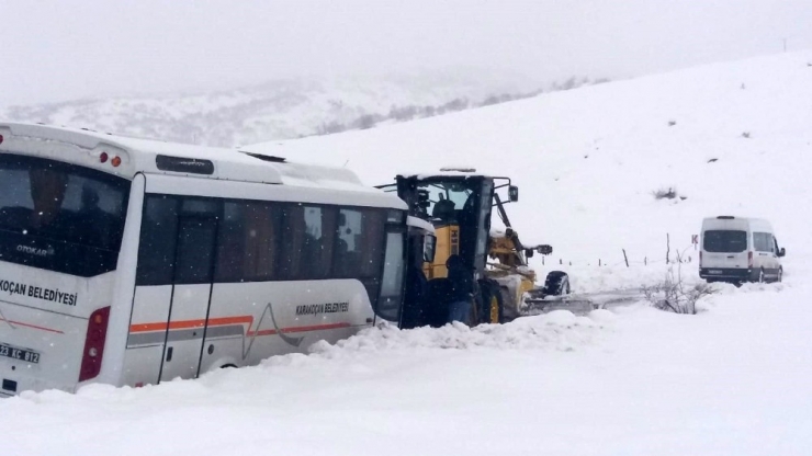 Öğrencileri Taşıyan Midibüs Kara Saplandı, Ekipler Kurtardı