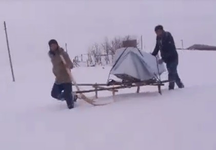 Bingöl’de Arızalı Bulaşık Makinesi, Karda Kızakla Taşındı