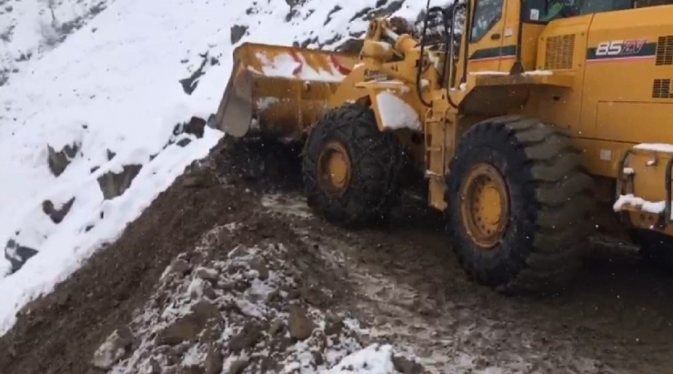 Bingöl’de Heyelan Yol Kapattı, Ekipler Açtı