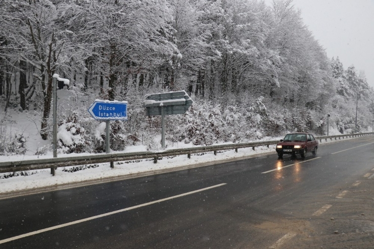 Bolu Dağı’nda Kar Yağışı Ve Sis Etkili Oluyor