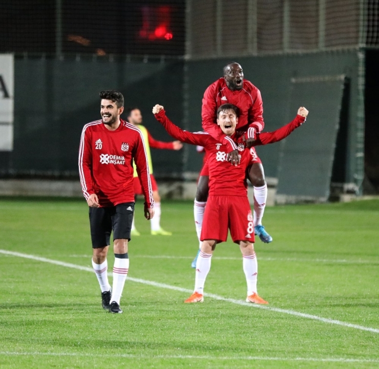 Sivasspor’un Antalya Kampı Devam Ediyor