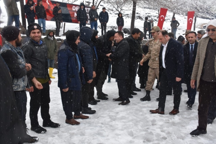 Karacadağ Zirvesinde Kar Altında Muhtarlarla Buluşma