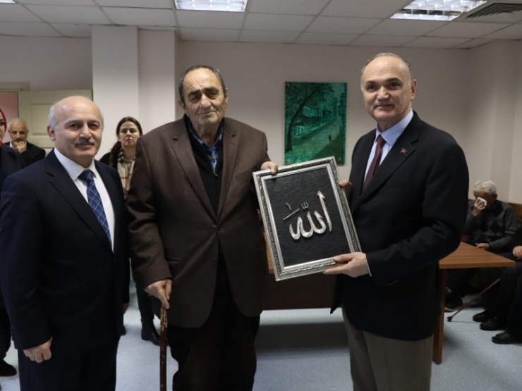 Başkan Özlü Huzurevi Sakinleri Doğum Günü Kutladı